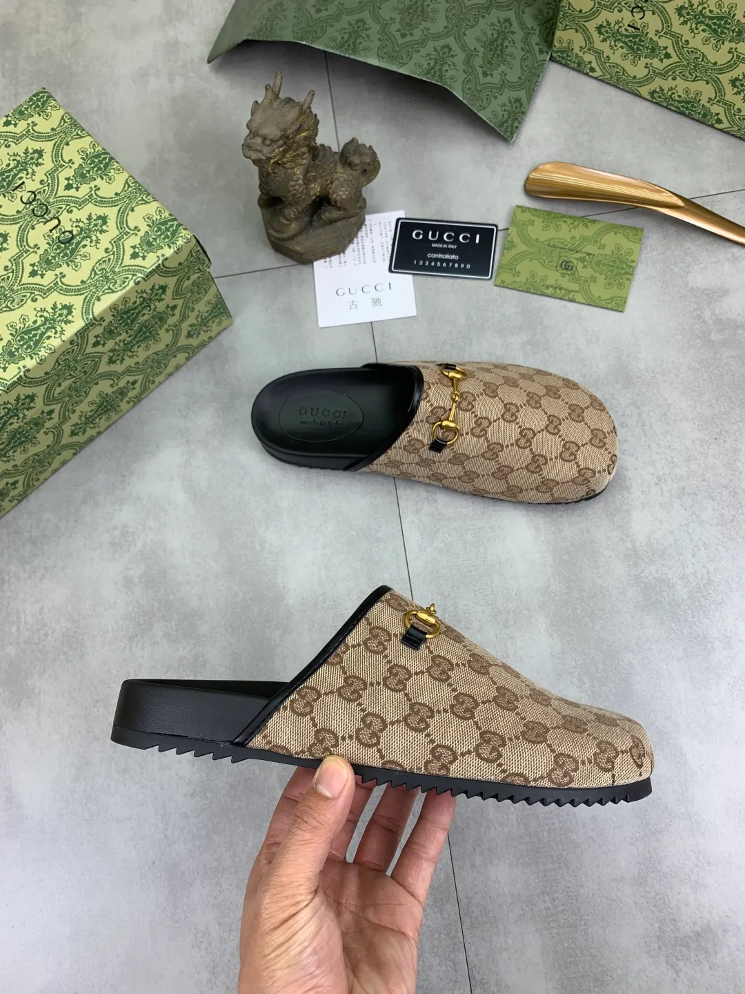 Men's shoes💰P340 💰[New model] Gucci half-drag business leather shoes hot selection (Gucci) official website latest Gucci half-drag business leather shoes, hot style 💥The version is simple and elegant, exclusive for trendy men. Unique official website latest brand original double G Embossed elements 👑 Original Gucci decoration, fashionable and elegant, original calfskin fabric ✅ Fully imported first-layer cowhide lining, wear-resistant, rubber business outsole specified on the official website, actual shot of the classic model at the counter 🎬 Size: 35-44 5⃣️colors available